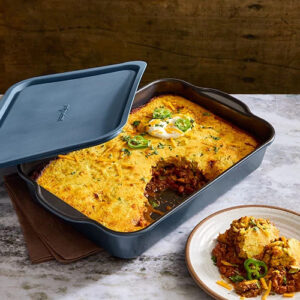 Antihaft Backform mit Deckel mit frisch gebackenem Auflauf