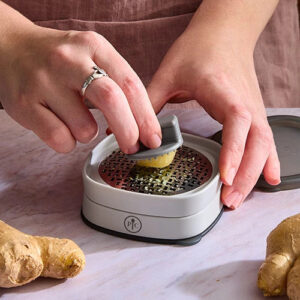 Feinreibe Edelstahl beim Reiben von Hartkäse