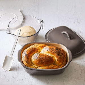 Pampered Chef Brotliebe Set mit Ofenmeister, großer Nixe und Mix ’N Scraper auf Küchentisch