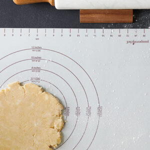 Teig ausrollen auf Teigunterlage von Pampered Chef