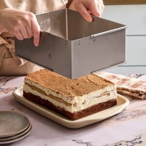 Verstellbarer Backrahmen beim Backen eines Blechkuchens