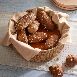 Pampered Chef Brotkorb mit Wärmestein auf gedecktem Tisch